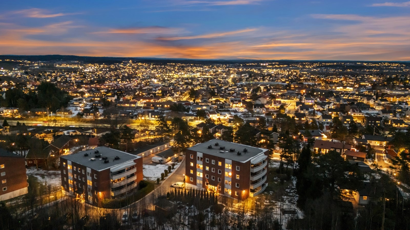 Borettslaget er omgitt av store grøntarealer og har asfalterte parkeringsområder. Galleribilde