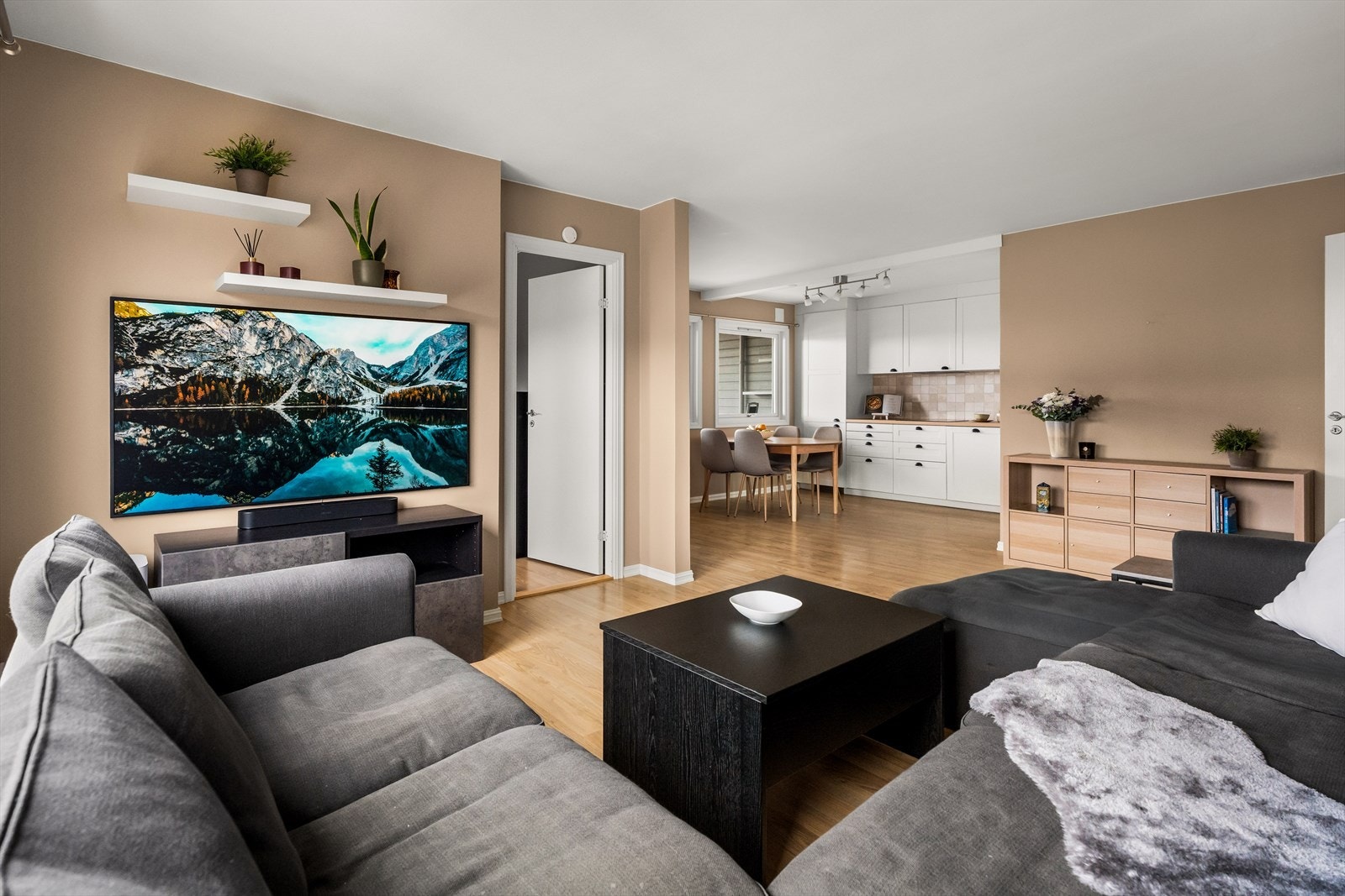 Åpen planløsning mellom stue og kjøkken gir god romfølelse. Galleribilde