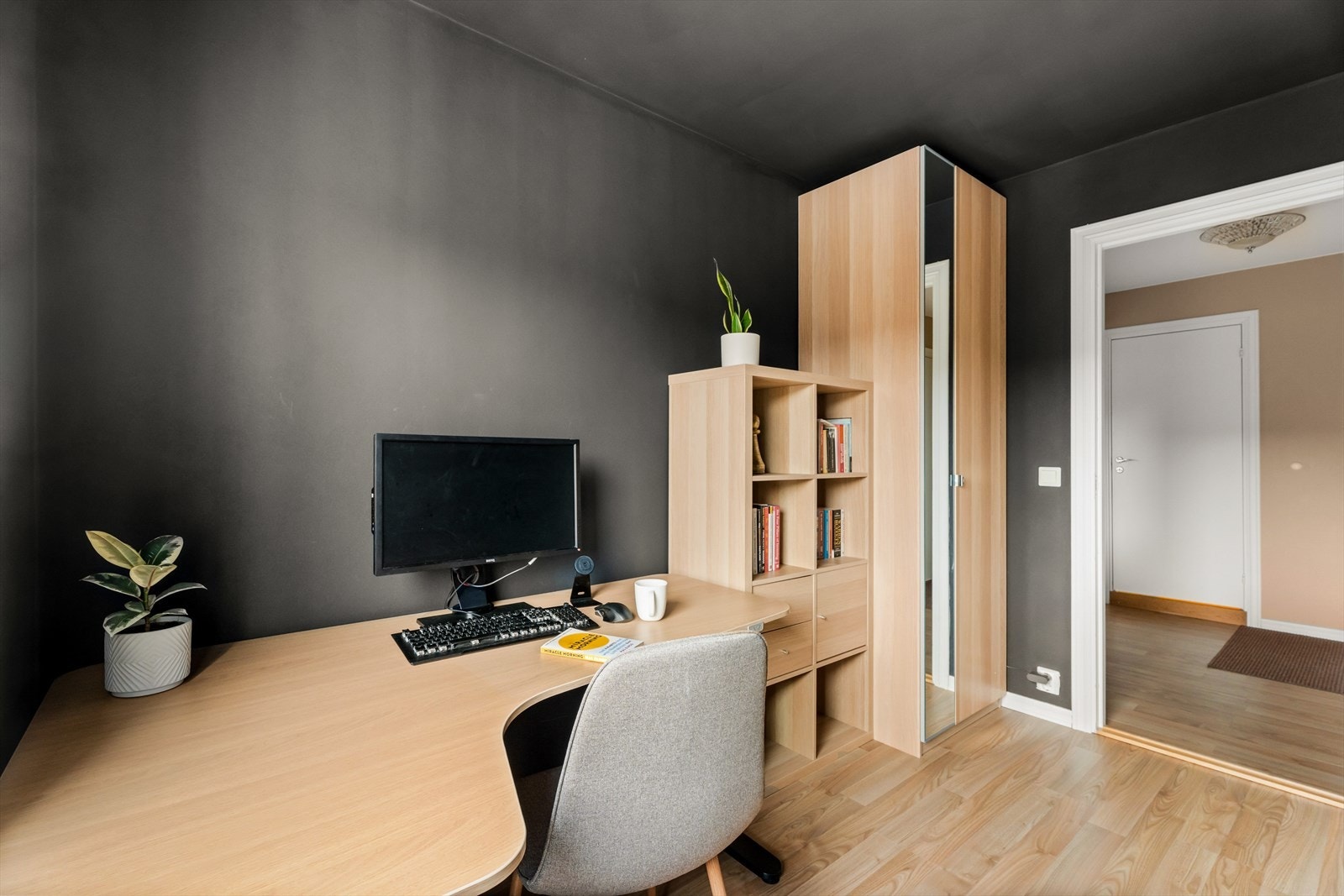 Soverommet har plass til seng, skrivebord, garderobeskap og bokhylle, med laminatgulv som gir et moderne uttrykk. Galleribilde