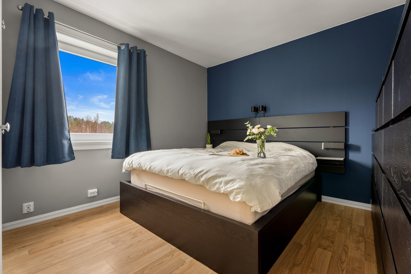 Hovedsoverommet har god plass til dobbeltseng med evt. tilhørende nattbord. Galleribilde