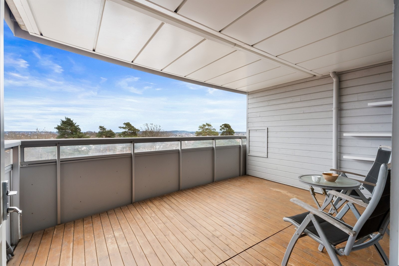 Størrelsen på balkongen gjør at det er enkelt å møblere med blant annet sofakrok, spisebord og grill. Galleribilde