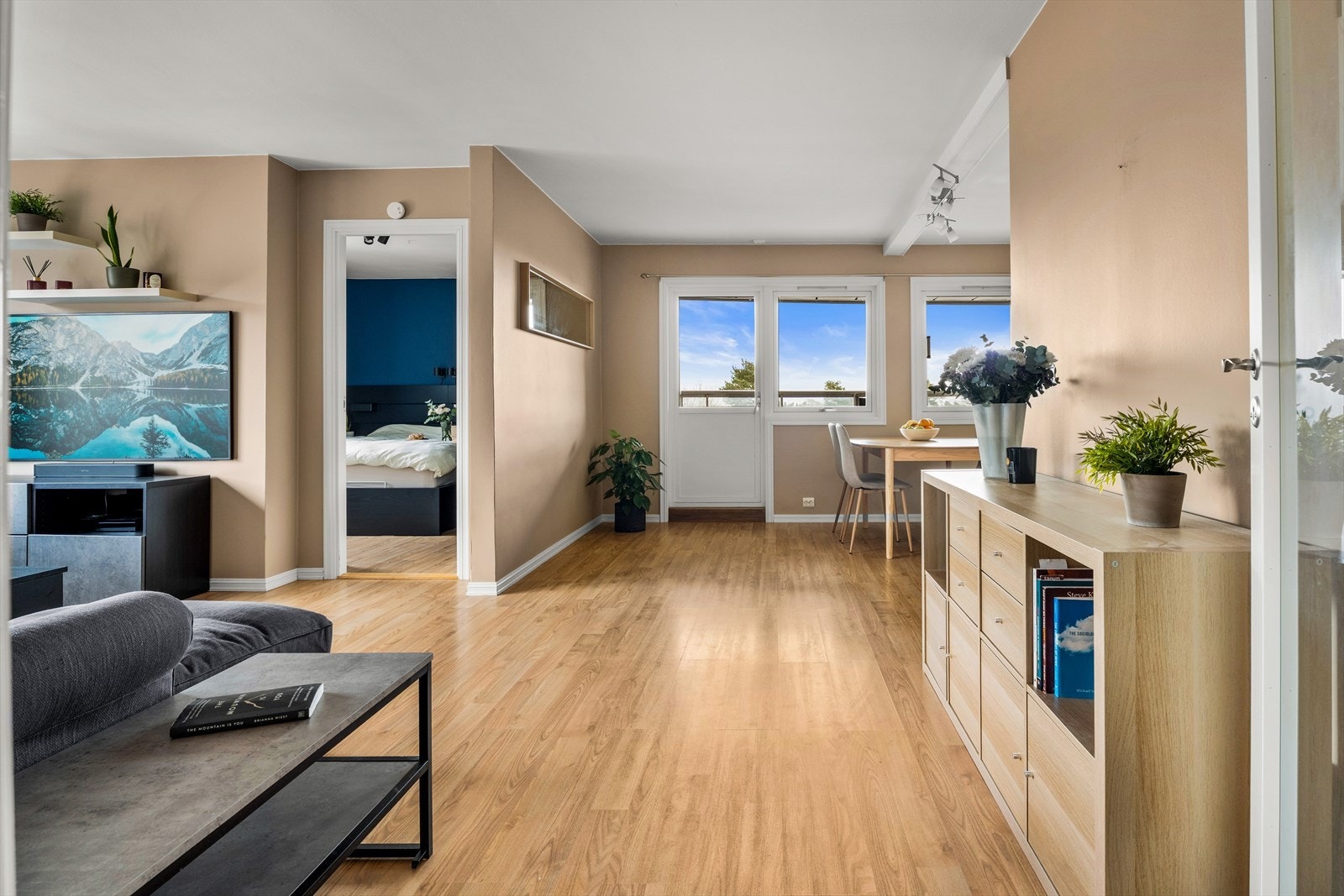 Fra kjøkken/spisestuen er det utgang til terrasse. Galleribilde