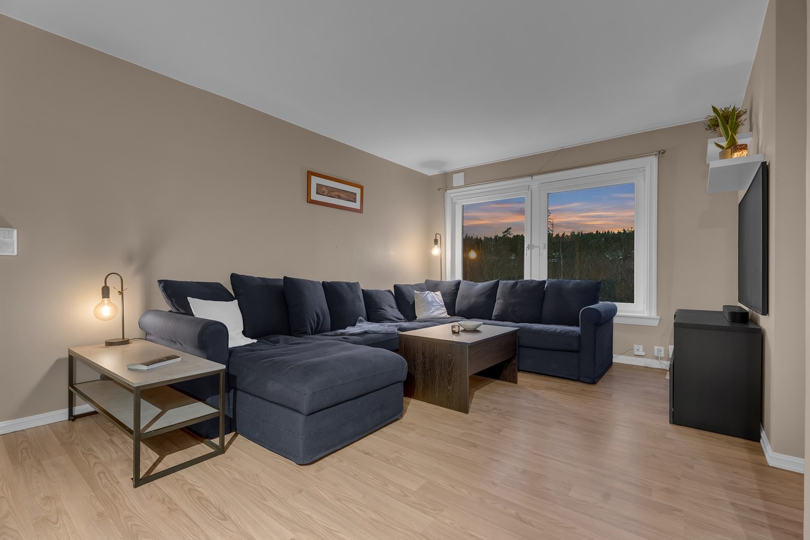 Stuen er oppmalt i lune- og fine veggtoner. Galleribilde