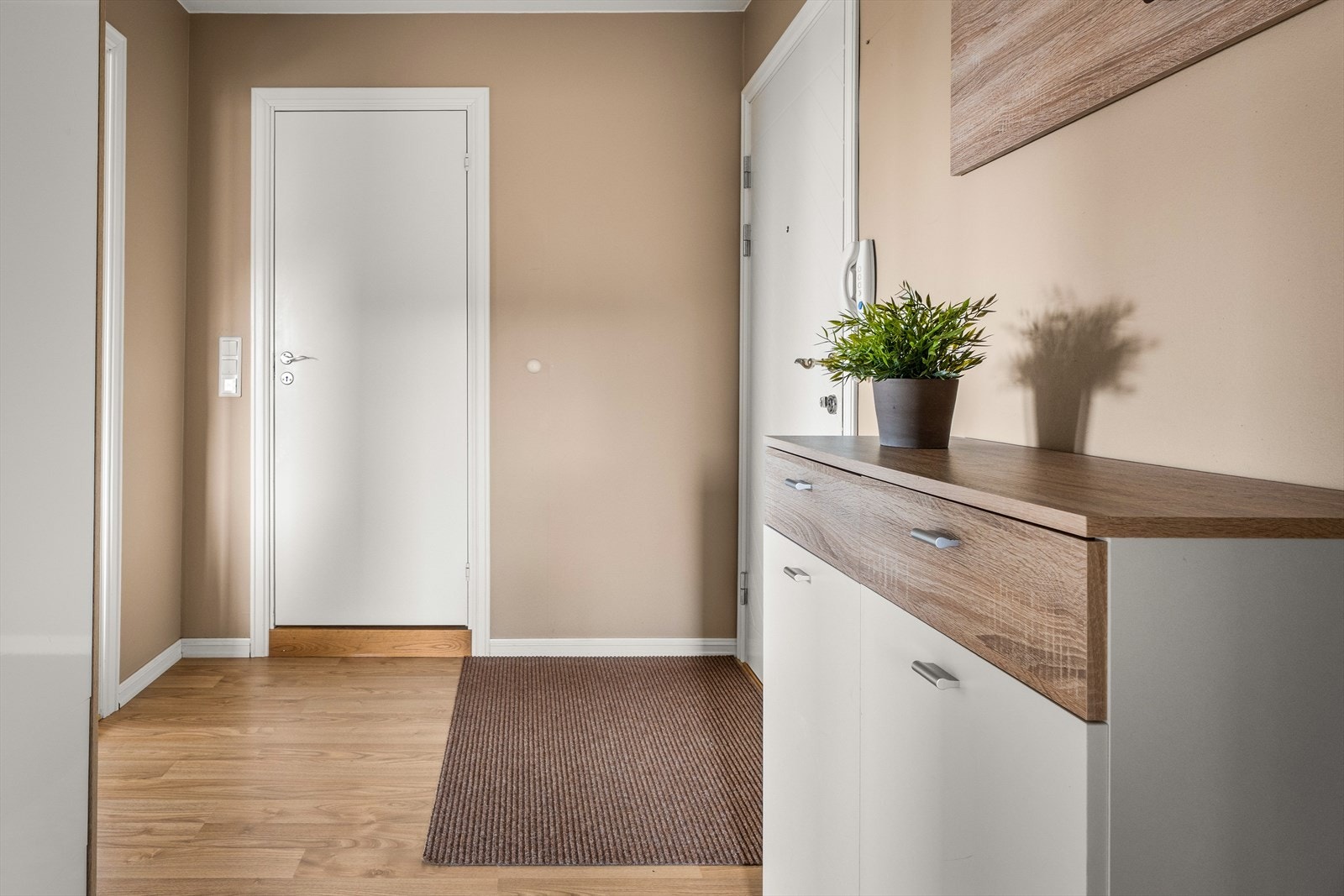 Entréen har god plass til garderobeskap og kommode. Galleribilde