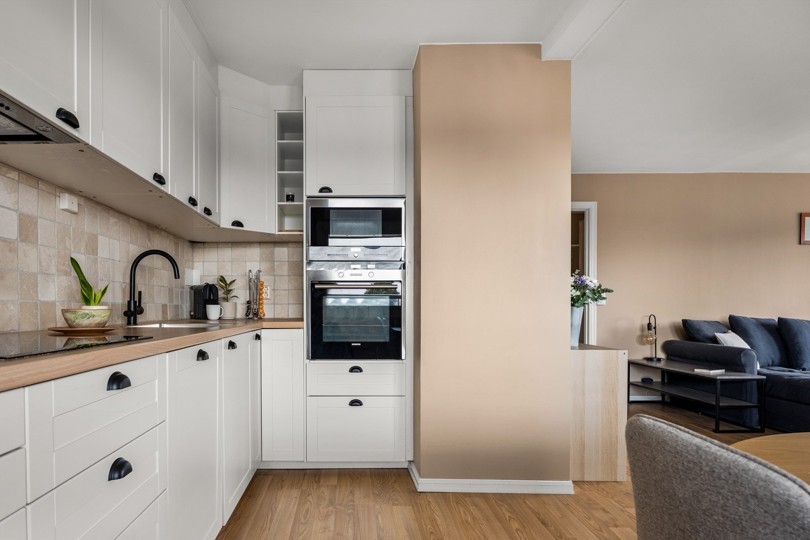 Kombinasjon av integrert ovn og mikrobølgeovn gir praktisk matlaging. Galleribilde