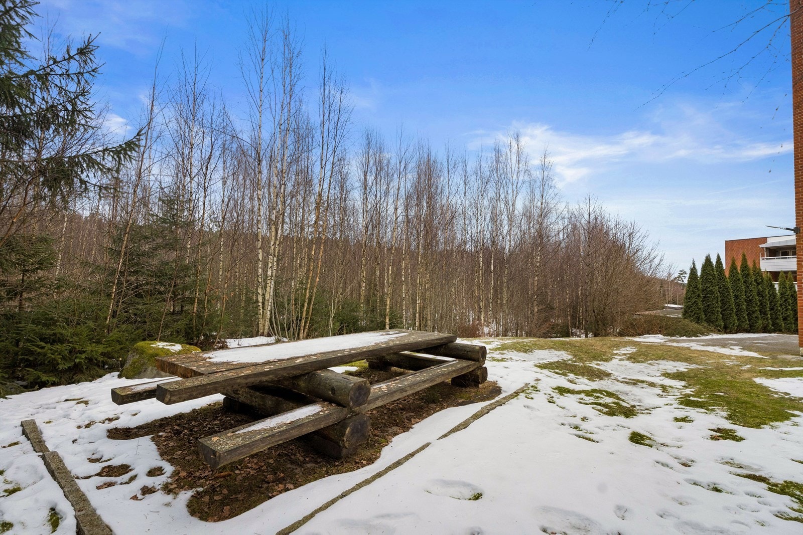 Felles uteområder med bord og benker gir mulighet for utendørs samvær. Galleribilde