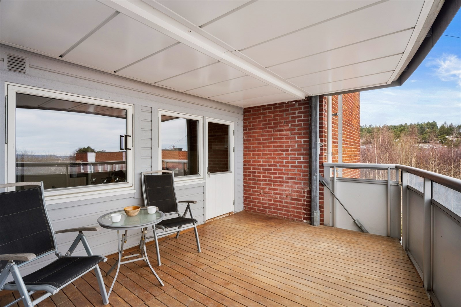 Aluminiumsrekkverk med fasadeplater sikrer terrassen. Galleribilde