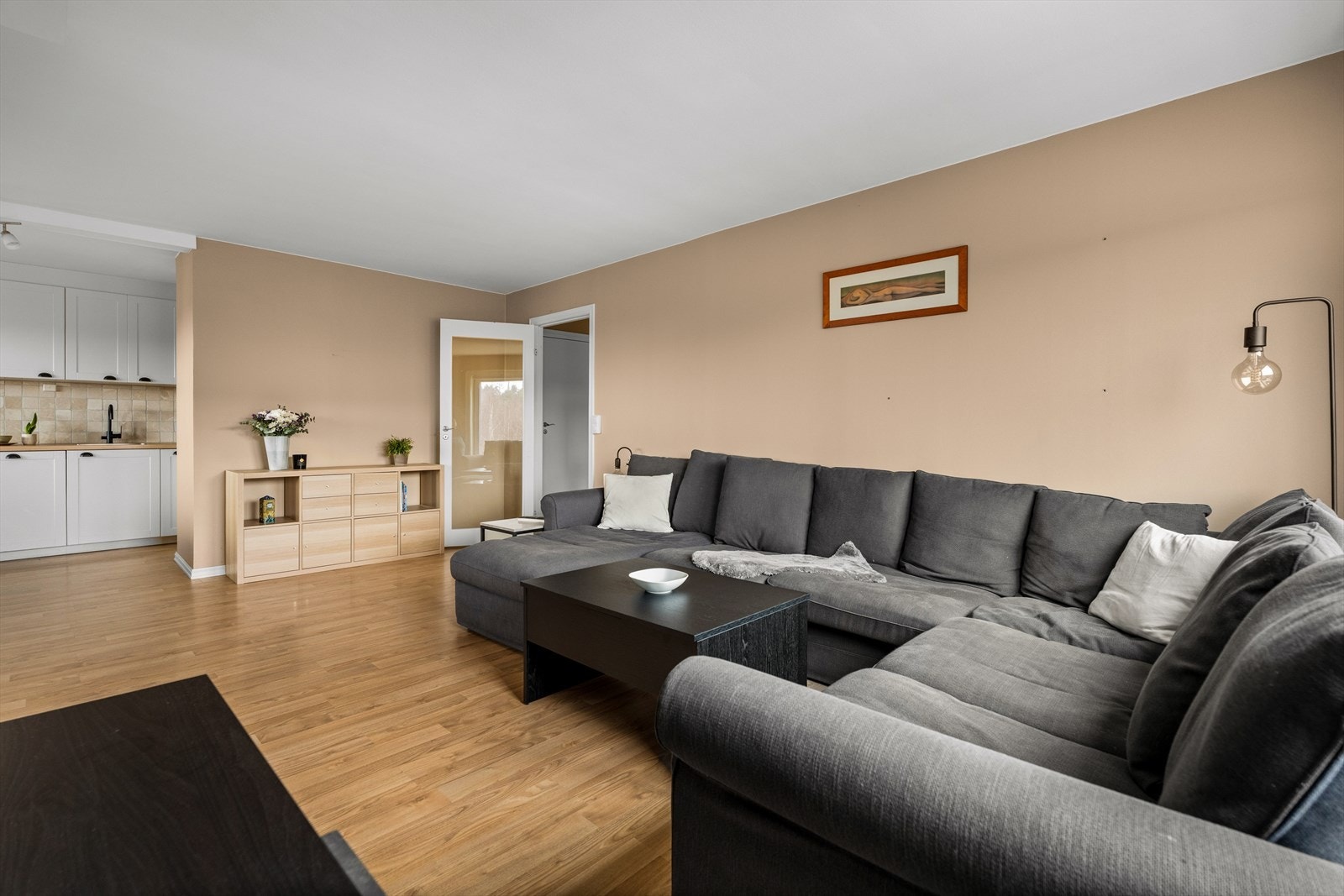 Sofagruppen er plassert ved store vinduer som gir naturlig lys. Galleribilde