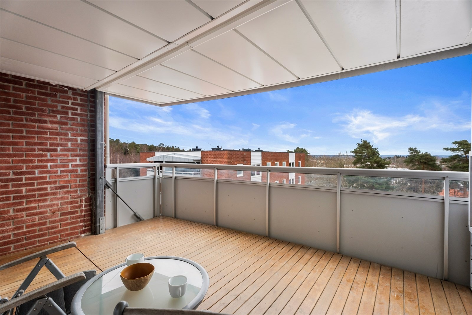 Fra den overbygde balkongen har du fin oversikt over nærområdet. Galleribilde