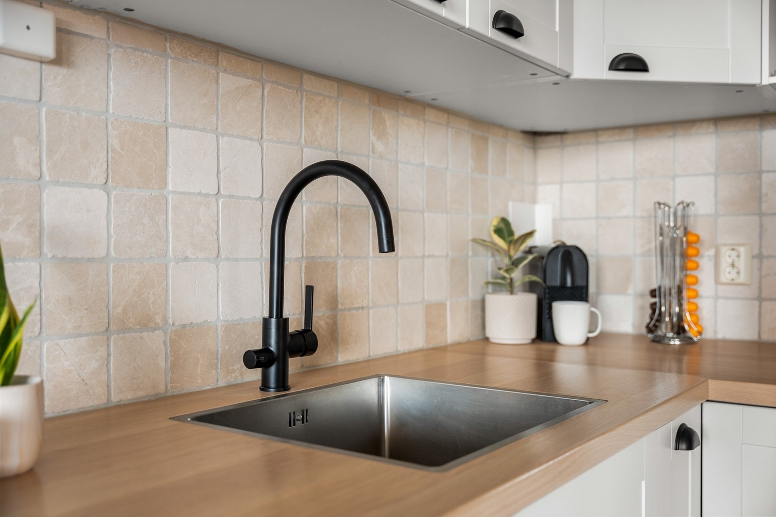 Underlimt vask i laminert benkeplate gir en praktisk arbeidsflate. Galleribilde