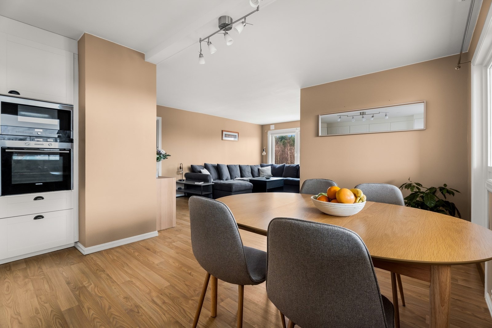 Spiseplassen er plassert ved store vinduer for godt lysinnslipp. Galleribilde