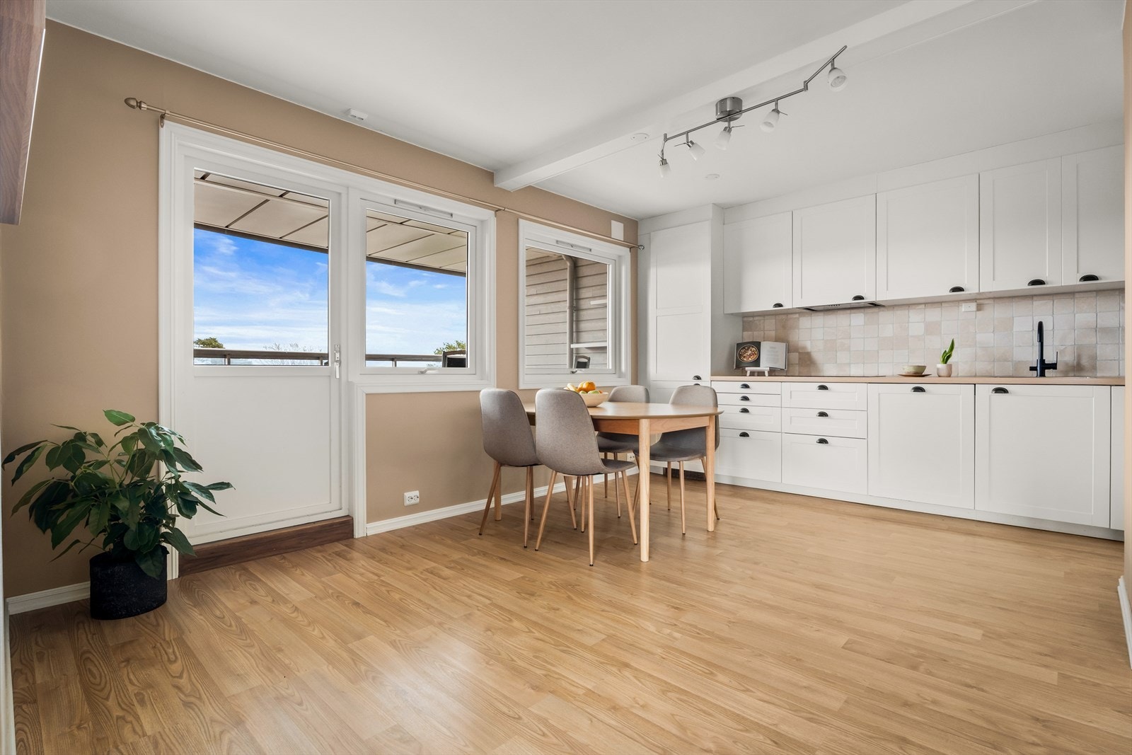 Store vindusflater gir godt med dagslys i kjøkkenområdet. Galleribilde