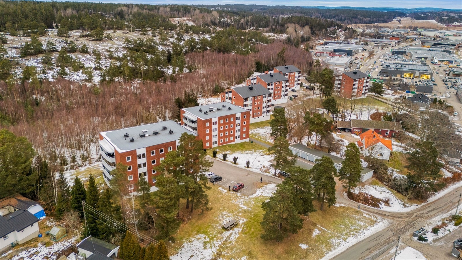 Borettslaget består av flere blokker, omgitt av skog og grøntområder. Galleribilde
