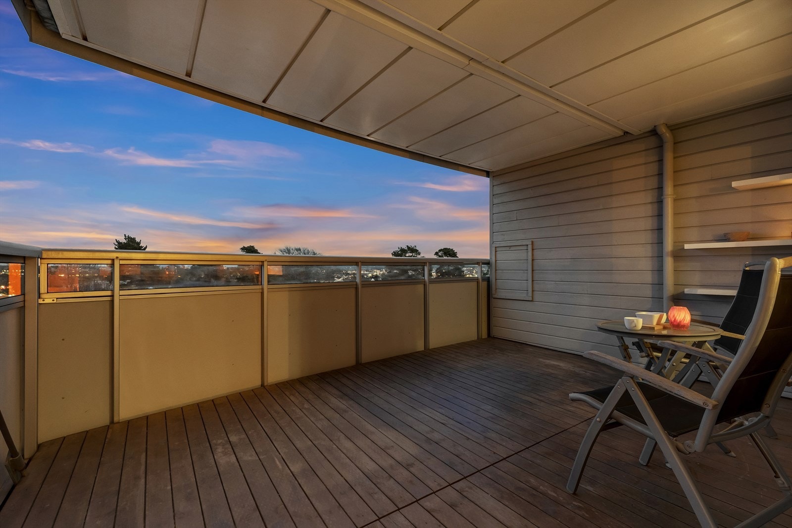 Balkongen er ca. 14 m². Galleribilde