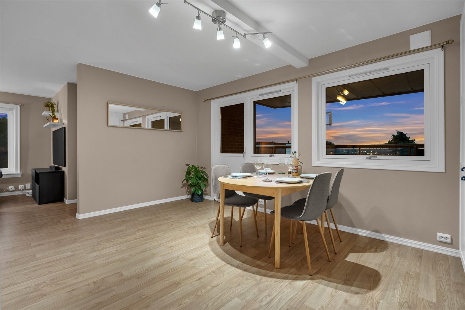 En lun aften ved middagsbordet. Galleribilde