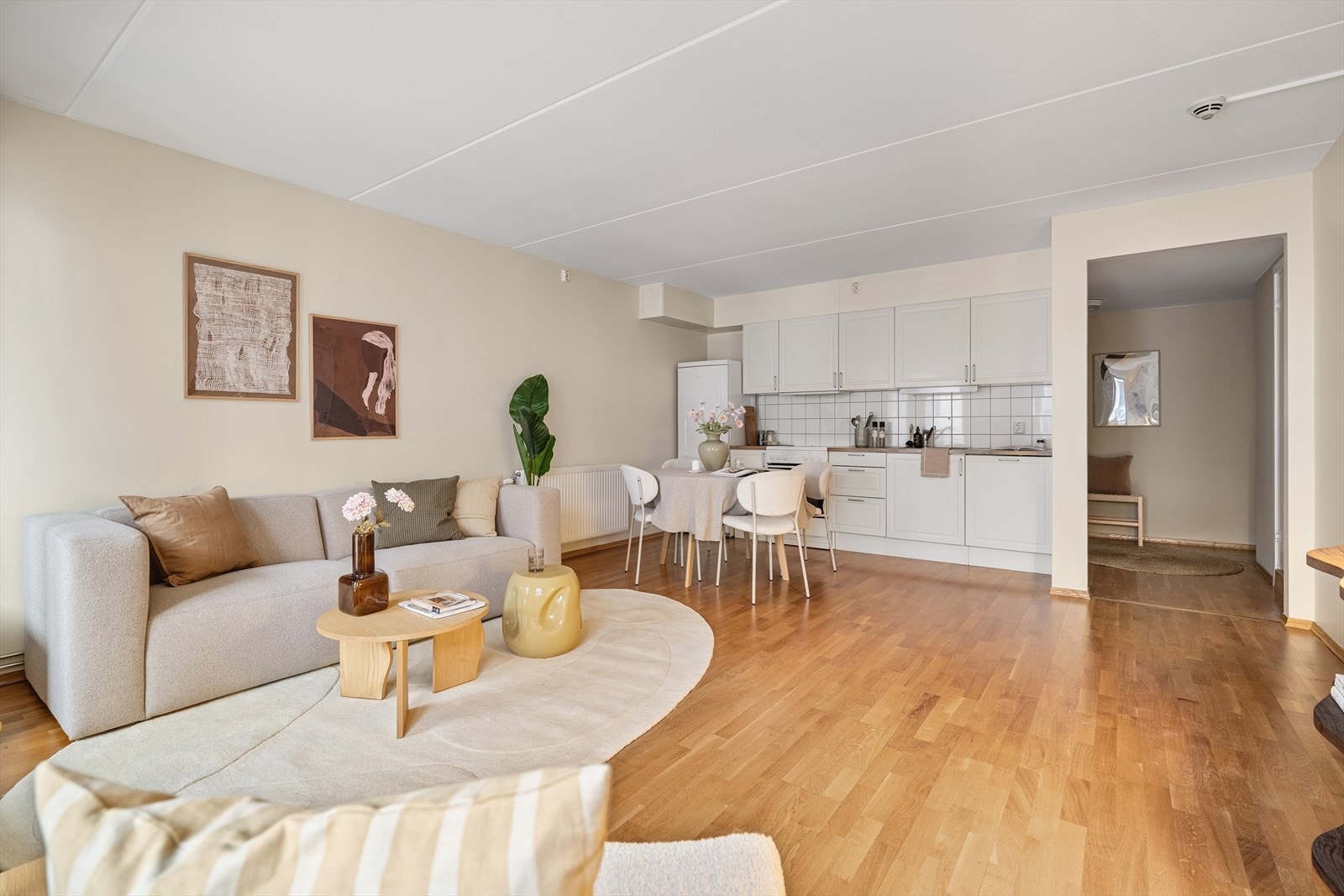 Den åpne løsningen mot kjøkken bidrar til en sosial og helhetlig romfølelse. Galleribilde