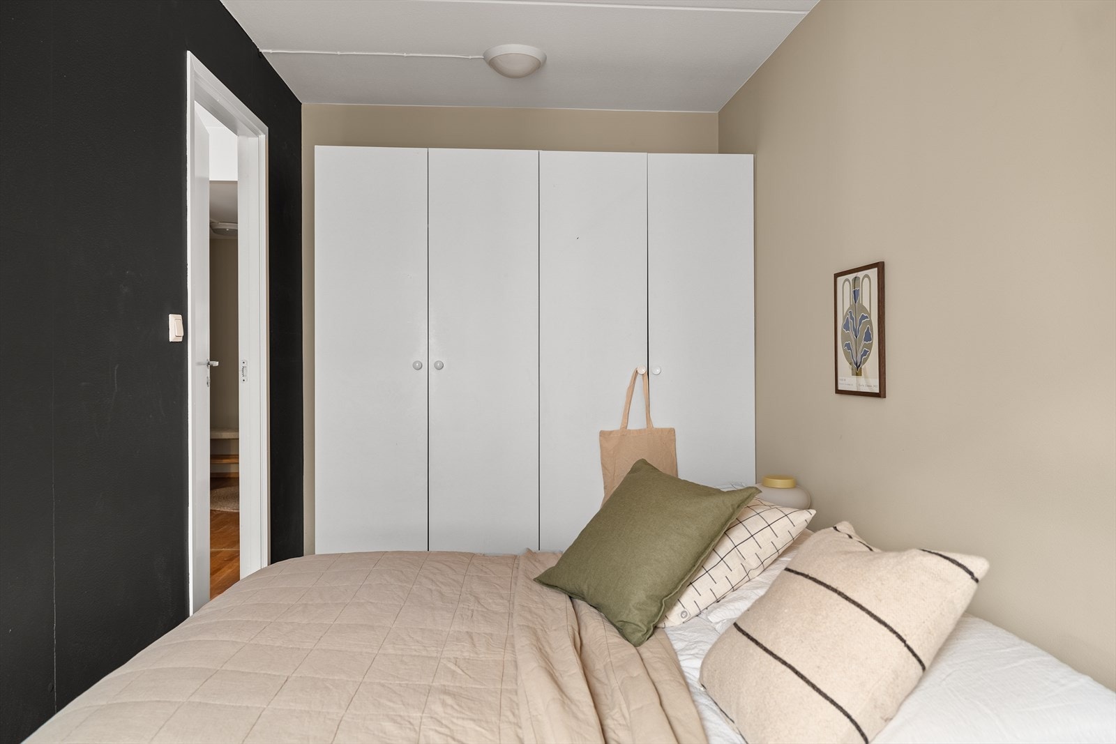 Stor garderobeløsning gir praktisk oppbevaringsplass. Galleribilde