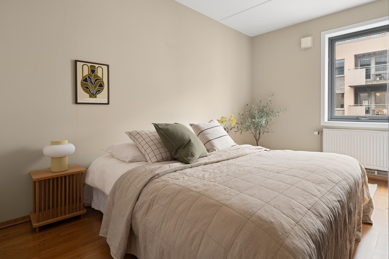 Rommet fremstår som en rolig og behagelig sone med lun fargepalett og gode lysforhold. Galleribilde