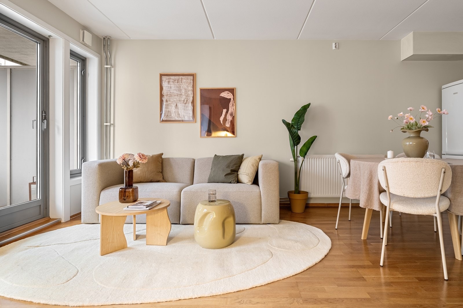 Stuen har god plass stor sofagruppe, salongbord og annet ønsket møblement. Galleribilde