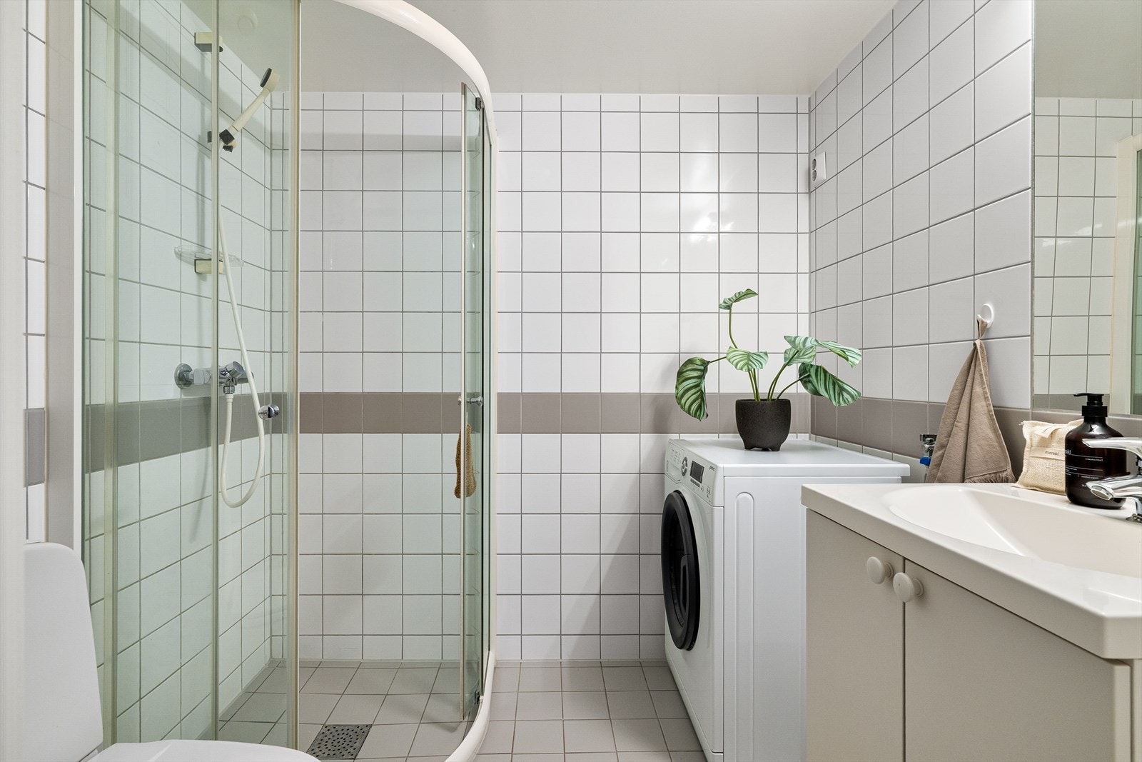 En praktisk og funksjonell løsning med god utnyttelse av arealet. Galleribilde