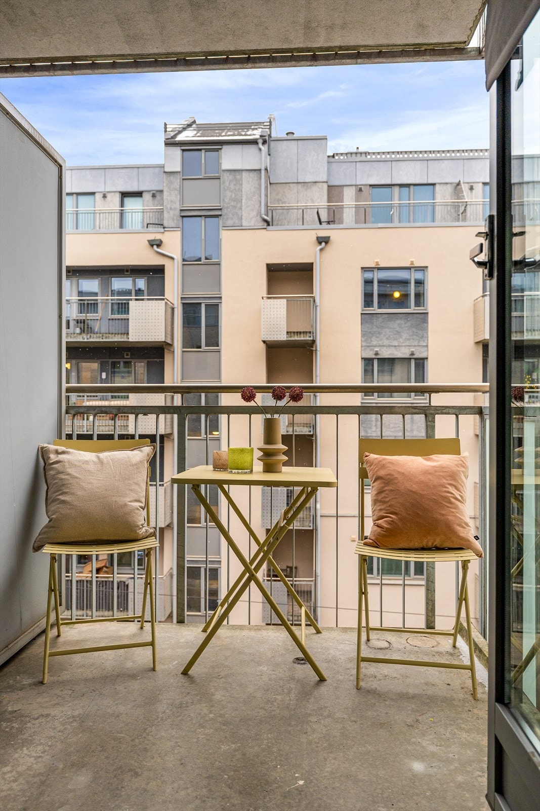 Balkongen gir et hyggelig uteareal hvor man kan nyte morgenkaffen eller trekke ut i frisk luft. Galleribilde