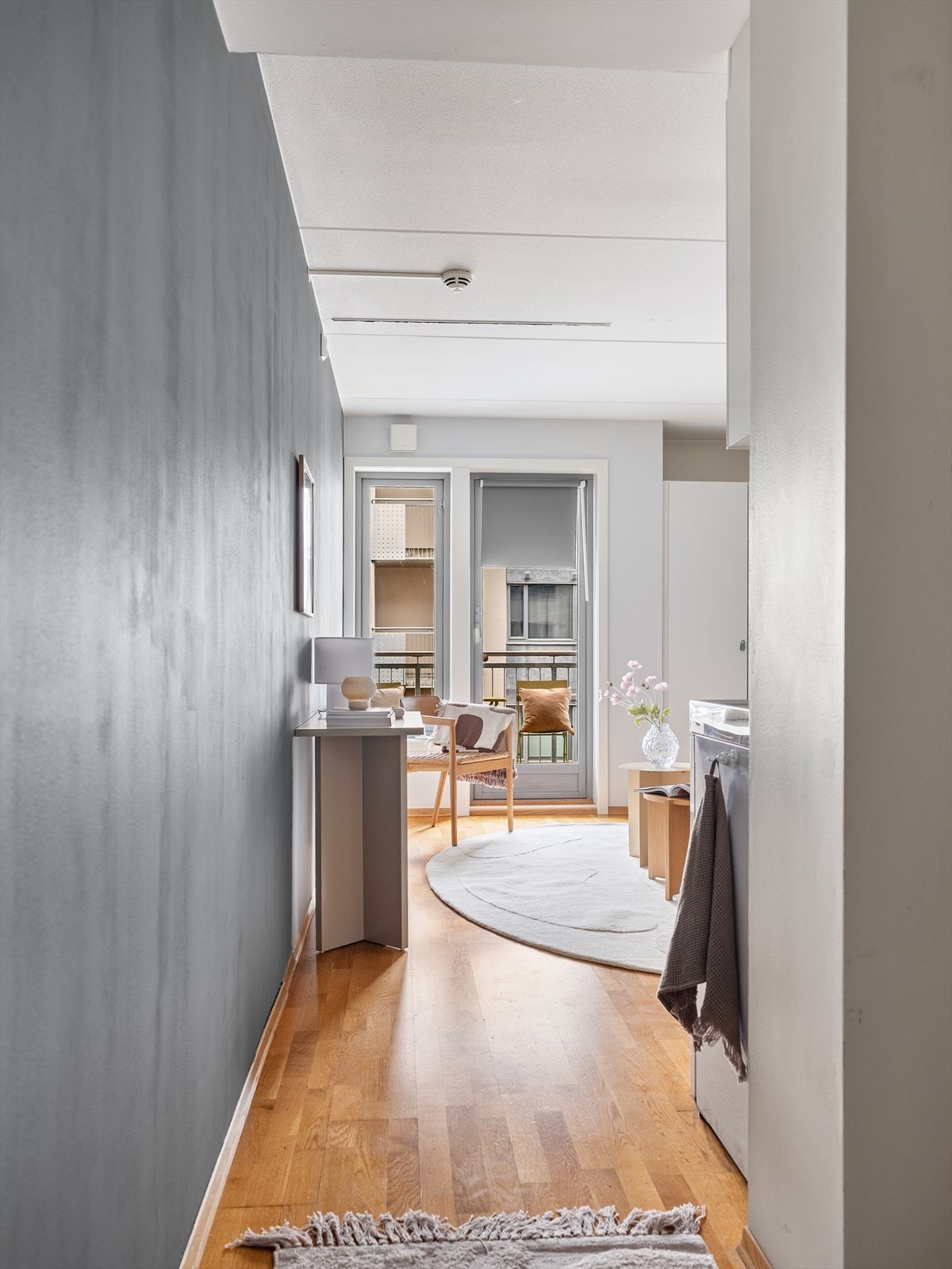 Hybelen utgjør ca. 19 m² og fremstår som en lys og funksjonell boenhet med egen balkong på ca. 3,8 m². Galleribilde