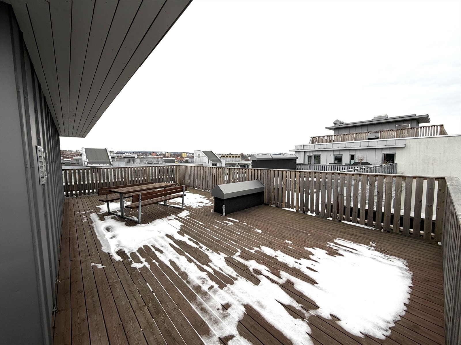 Sameiet disponerer en stor og innbydende felles takterrasse som gir et flott uterom for beboerne. Galleribilde