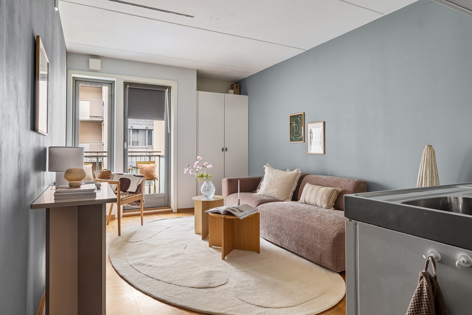 Planløsningen er praktisk utformet og gir gode soner for både opphold, soveplass og oppbevaring. Galleribilde