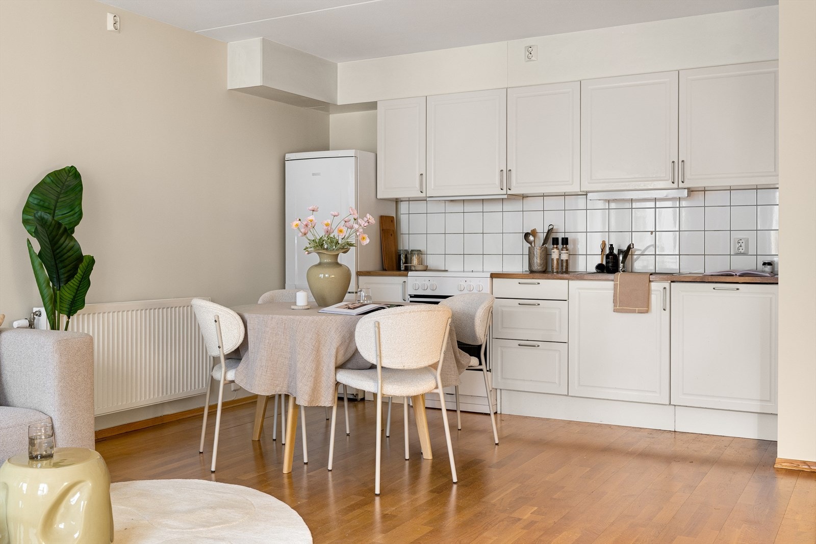 Spisebordet finner sin ideelle plass i en naturlig del av rommet, i tilknytning til kjøkkenet. Galleribilde