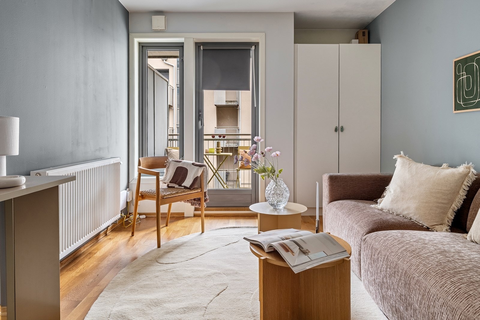 Vindusflatene sørger for rikelig med naturlig lys og bidrar til en luftig romfølelse. Galleribilde