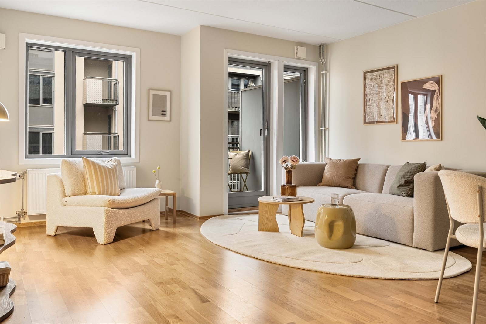 Stuen fremstår som lys og innbydende med store vindusflater som slipper inn rikelig med dagslys. Utgangen til balkong gir en fin forlengelse av oppholdsrommet. Galleribilde