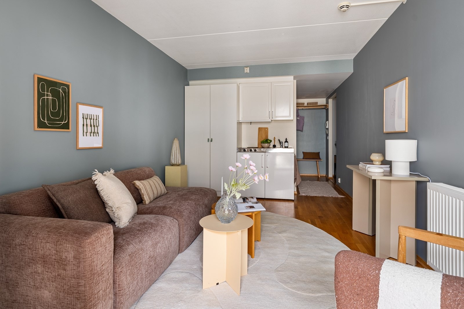 Gulvet er belagt med parkett, og veggoverflater i rolige, moderne fargetoner gir et tidsriktig uttrykk og gode rammer for å innrede etter egen smak og stil. Galleribilde