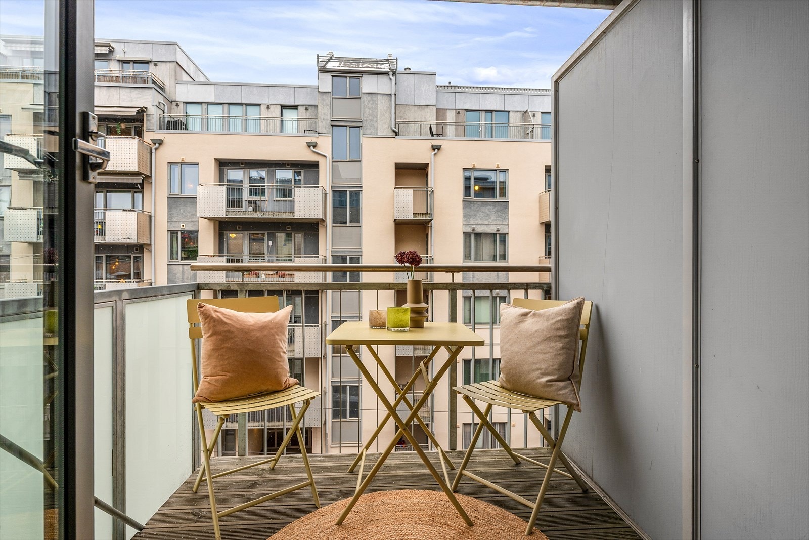 Hyggelig balkong på 3,8m² med plass til cafésett og utemøbler. Galleribilde