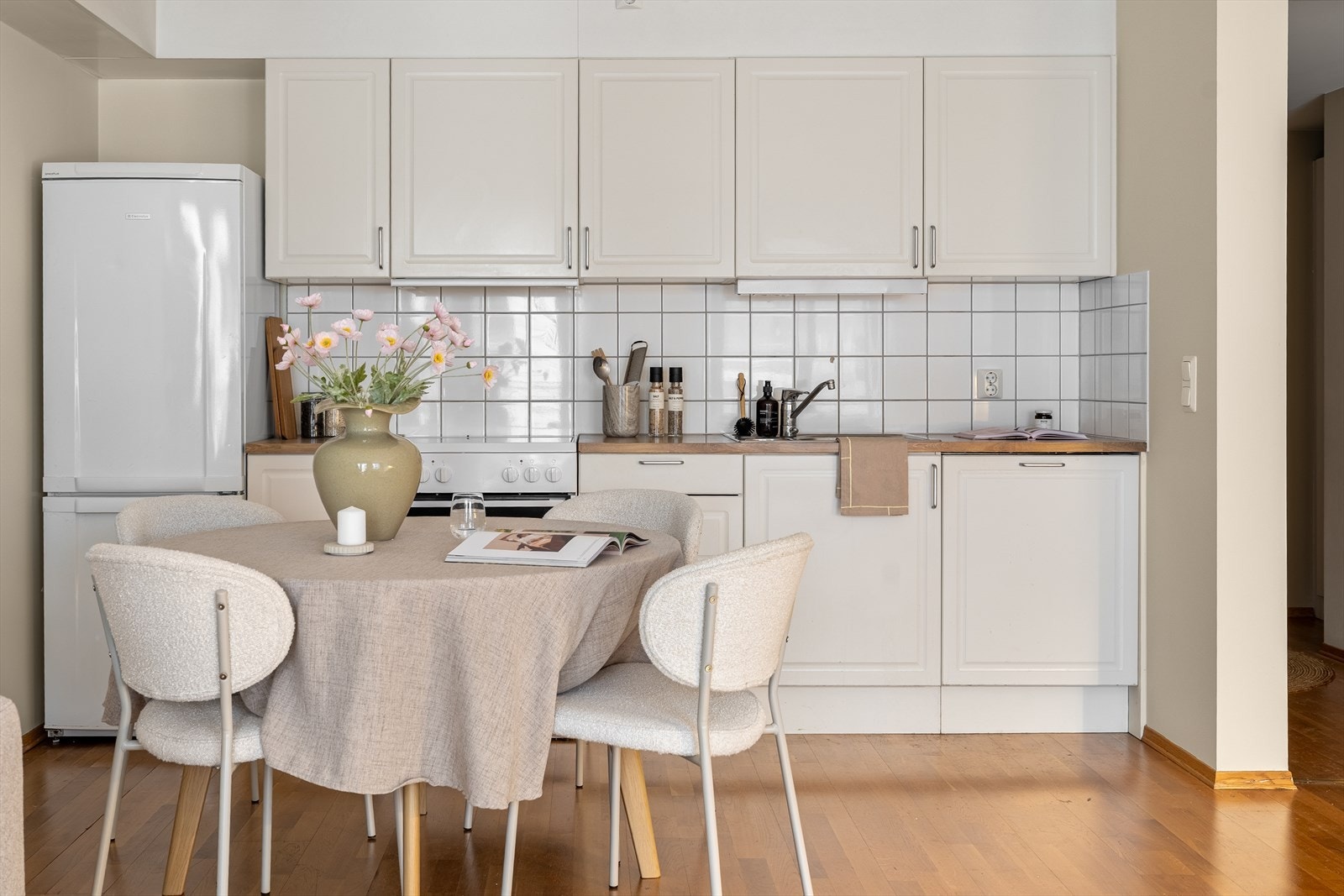 Kjøkken med profilerte fronter, laminert benkeplate og oppvaskkum med 1-greps blandebatteri. Lys under overskap og ventilator med mekanisk avtrekk. Integrert oppvaskmaskin. Galleribilde