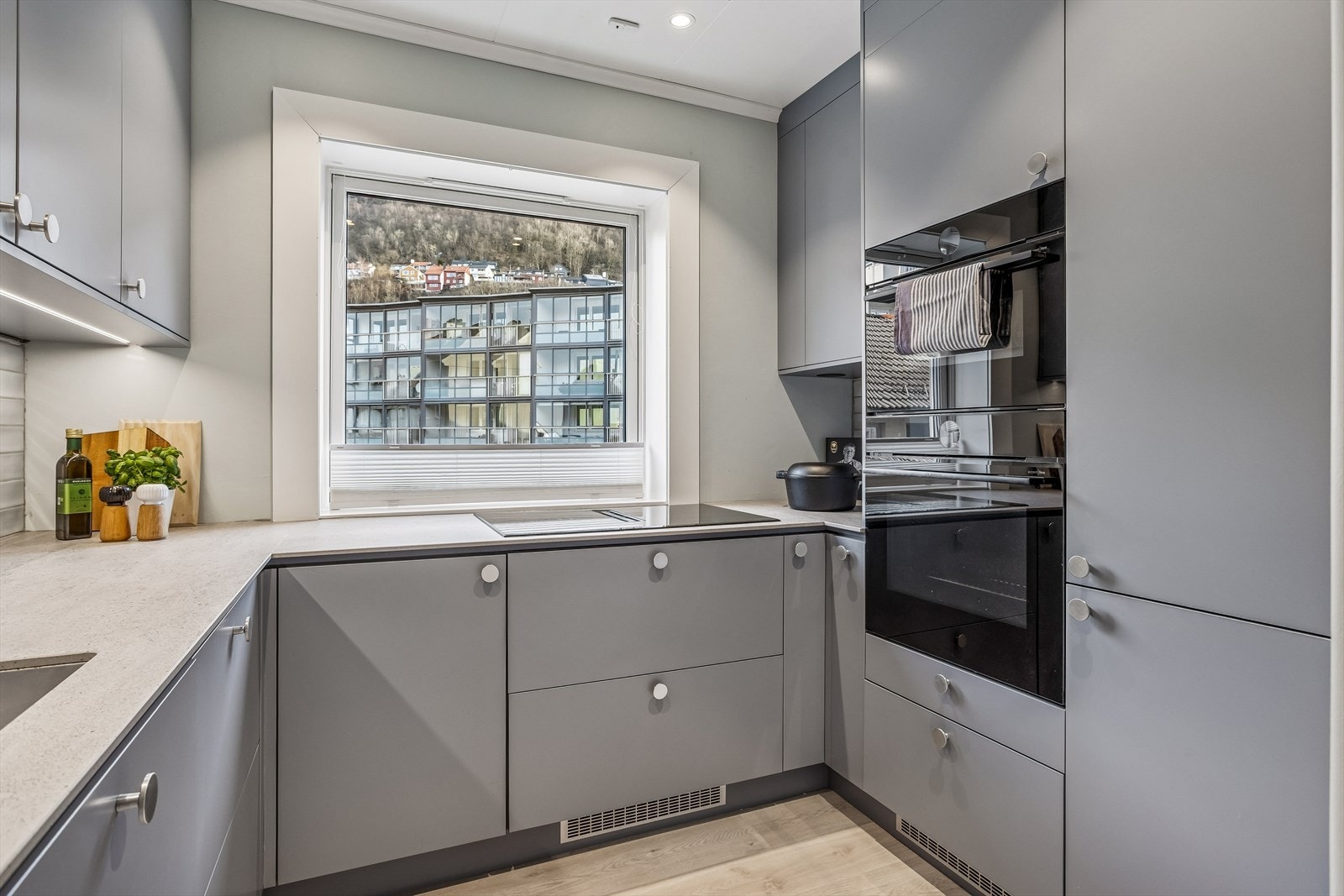 Lekker påkostet moderne kjøkkeninnredning fra 2023, med integrerte hvitevarer. Galleribilde