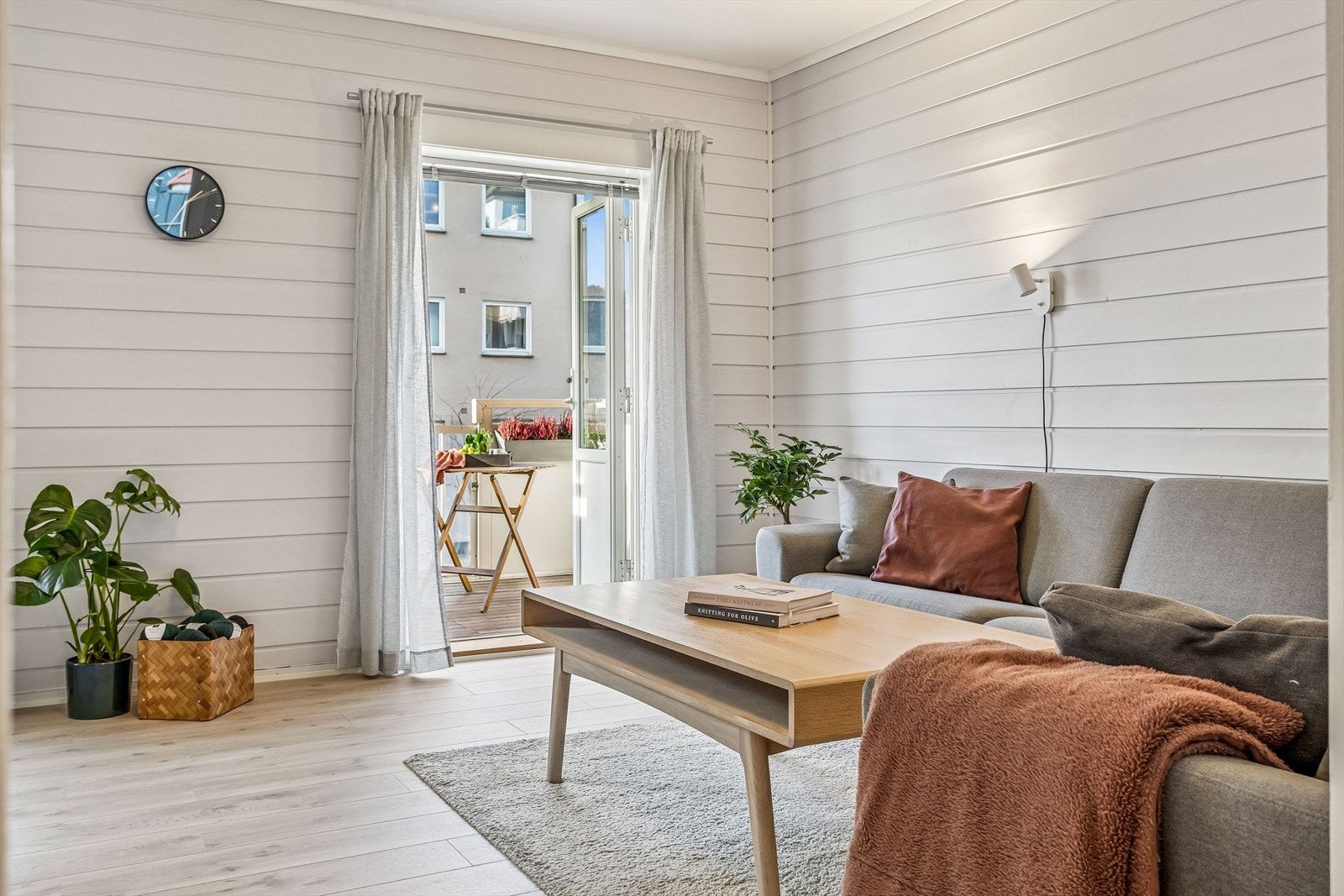 Store vindusflater og dør til balkongen gir gode lysforhold i rommet. Galleribilde