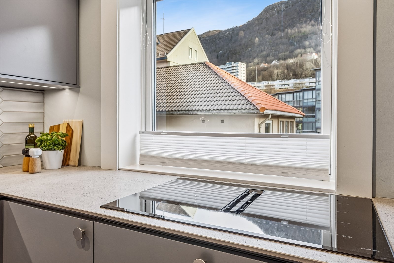 Innredningen er utstyrt med integrert induksjonstopp, stekeovn og stekeovn med mikrobølgeovn. Galleribilde