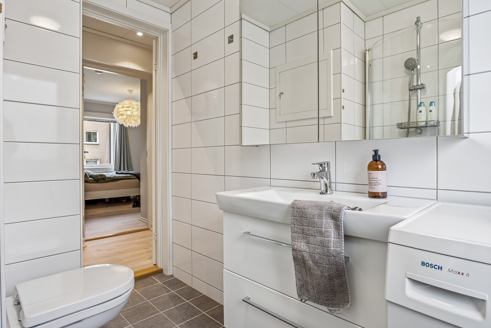 Badet ble renovert i 2016 med nytt rør-i-rør opplegg og felles varmtvannstank i kjeller Galleribilde