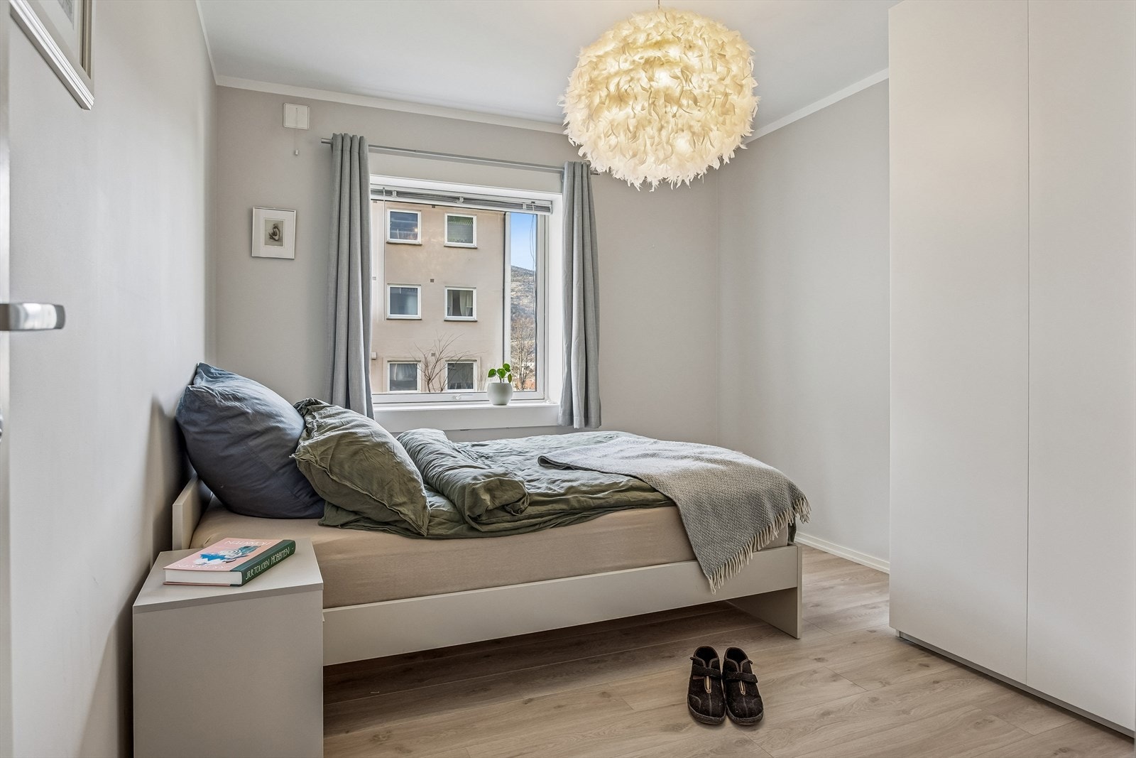 Hovedsoverommet på 12,4 m² har god plass til dobbeltseng og garderobeløsning. Galleribilde