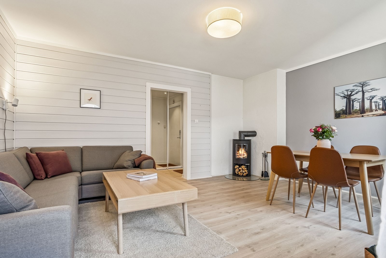 Fra stuen er det utgang til en balkong på 5,2 m² med plass til en sittegruppe. Galleribilde