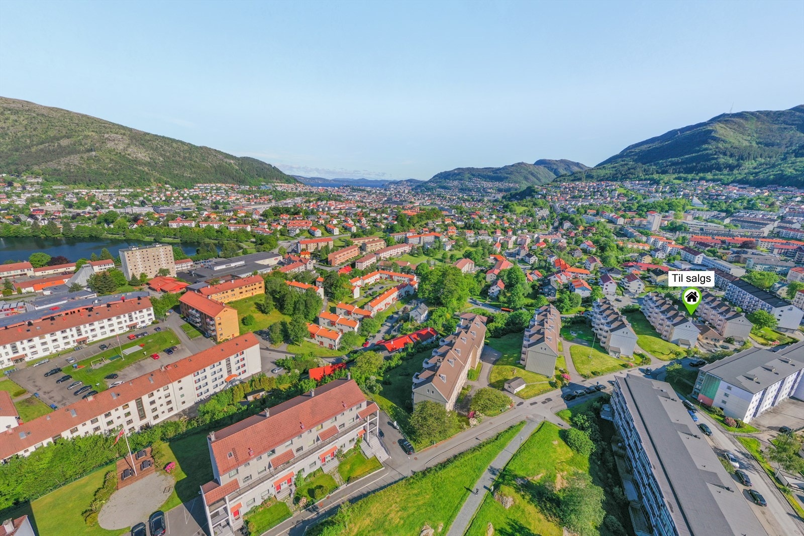 Kollektivtilbudet er meget godt, med kort vei til bybane. Busstoppet Wiers-Jenssens vei kun tre minutters gange unna. Galleribilde
