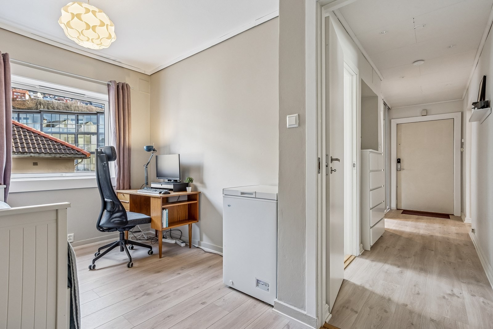 Det andre soverommet på 9,6 m² egner seg godt som barnerom, gjesterom eller kontor. Galleribilde