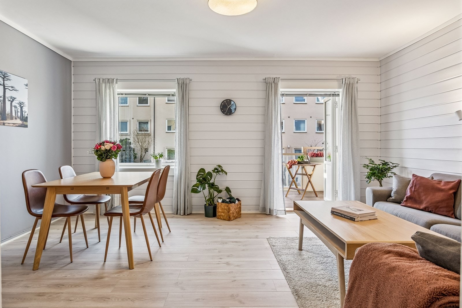 Stuen på 20,2 m² er et romslig oppholdsrom med plass til både sofagruppe og spisebord. Galleribilde