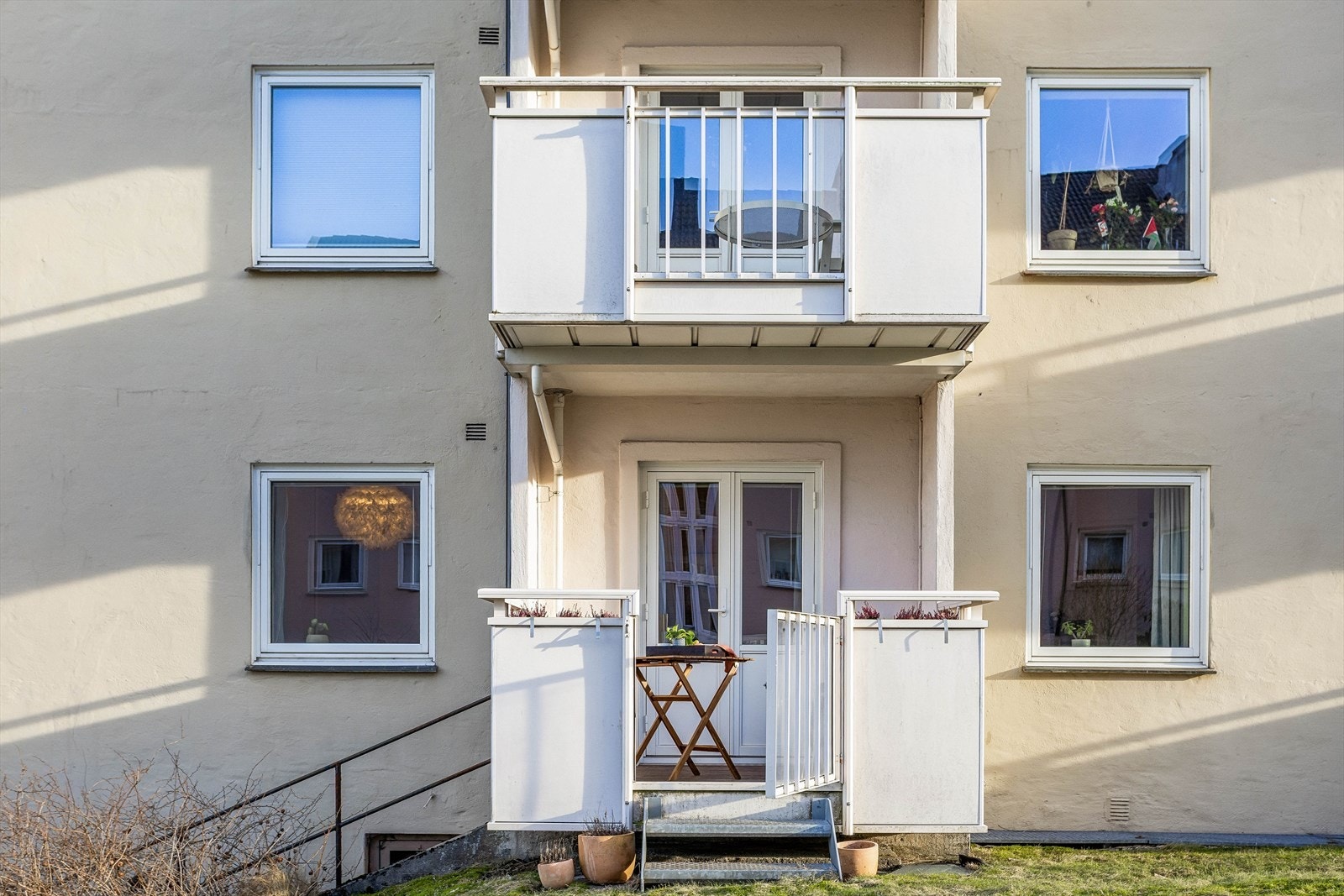 Fra balkongen kan du gå rett ut i parkområdet i front av byggningen. Perfekt for deg med hund eller barn kanskje? Galleribilde