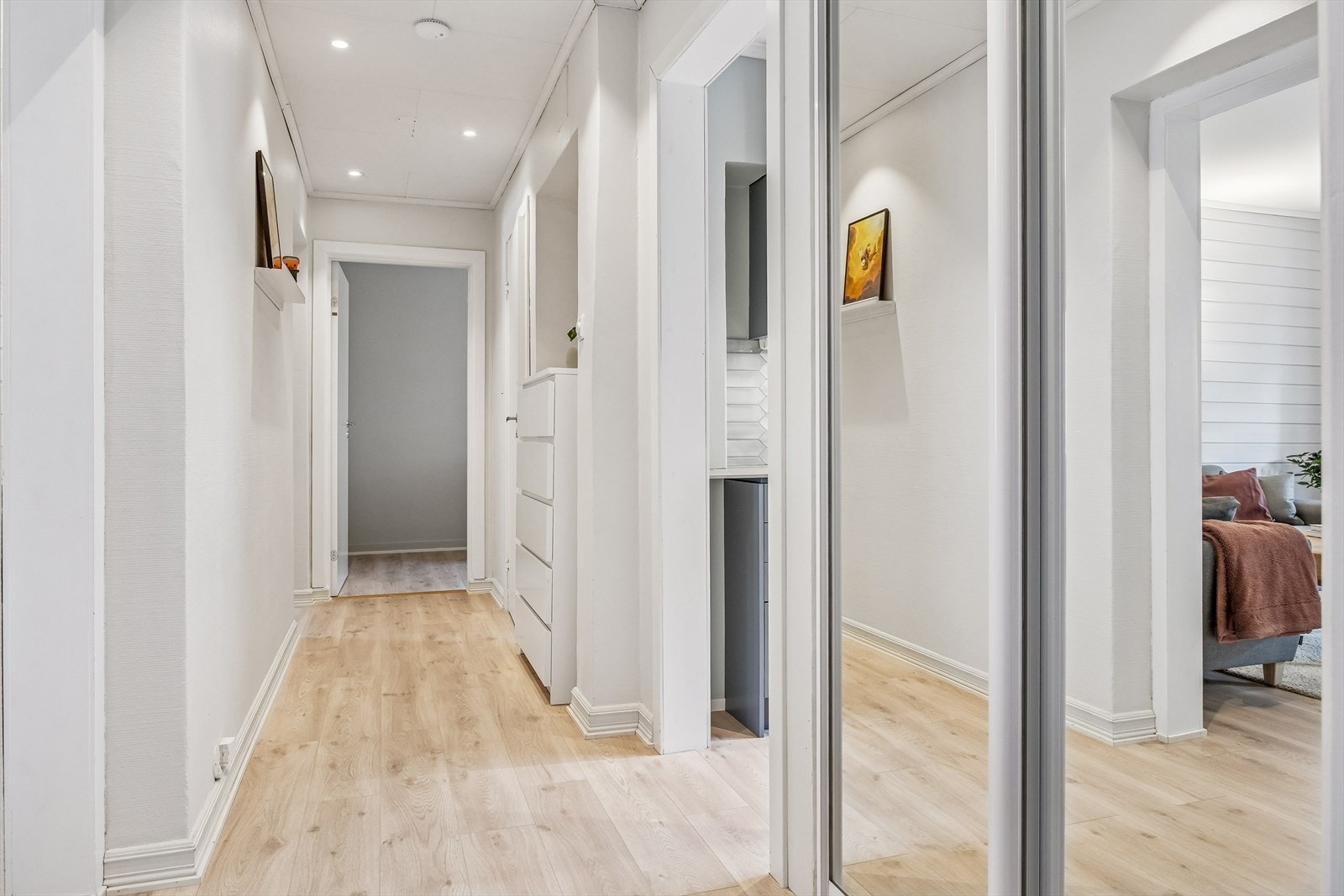 Gangen på 6,9 m² binder rommene sammen og har gode oppbevaringsmuligheter. Galleribilde