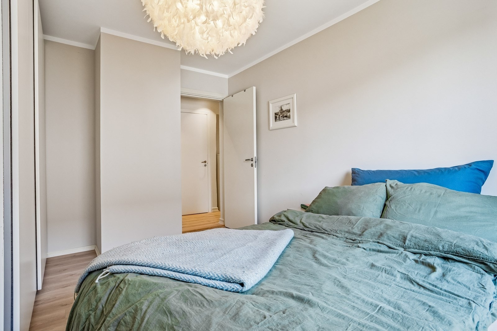 Soverommet har, som de fleste rom i leiligheten, vinylgulv og malte flater. Galleribilde