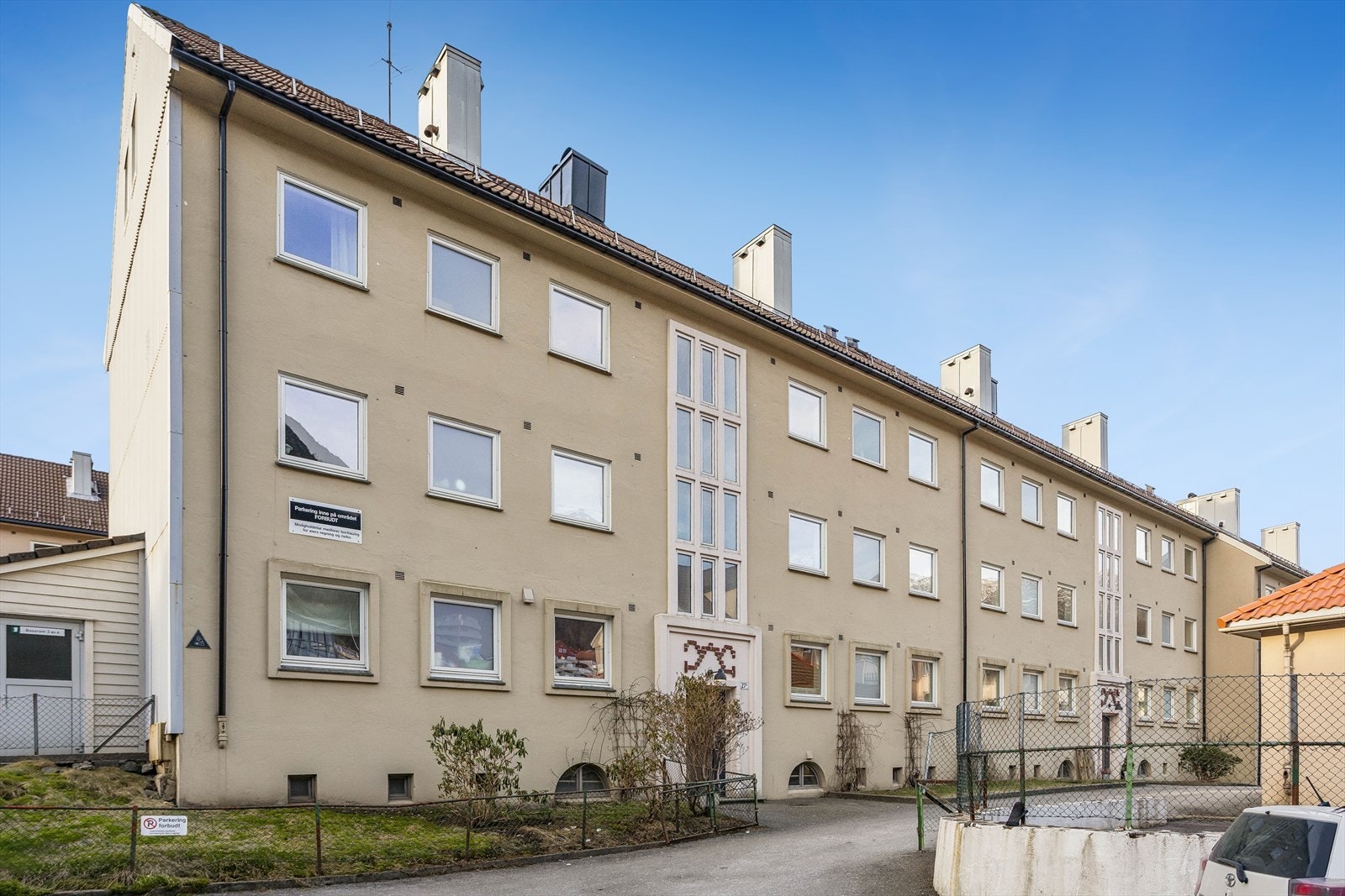 Leiligheten ligger i en boligblokk fra 1957 i det veletablerte Natland borettslag. Galleribilde