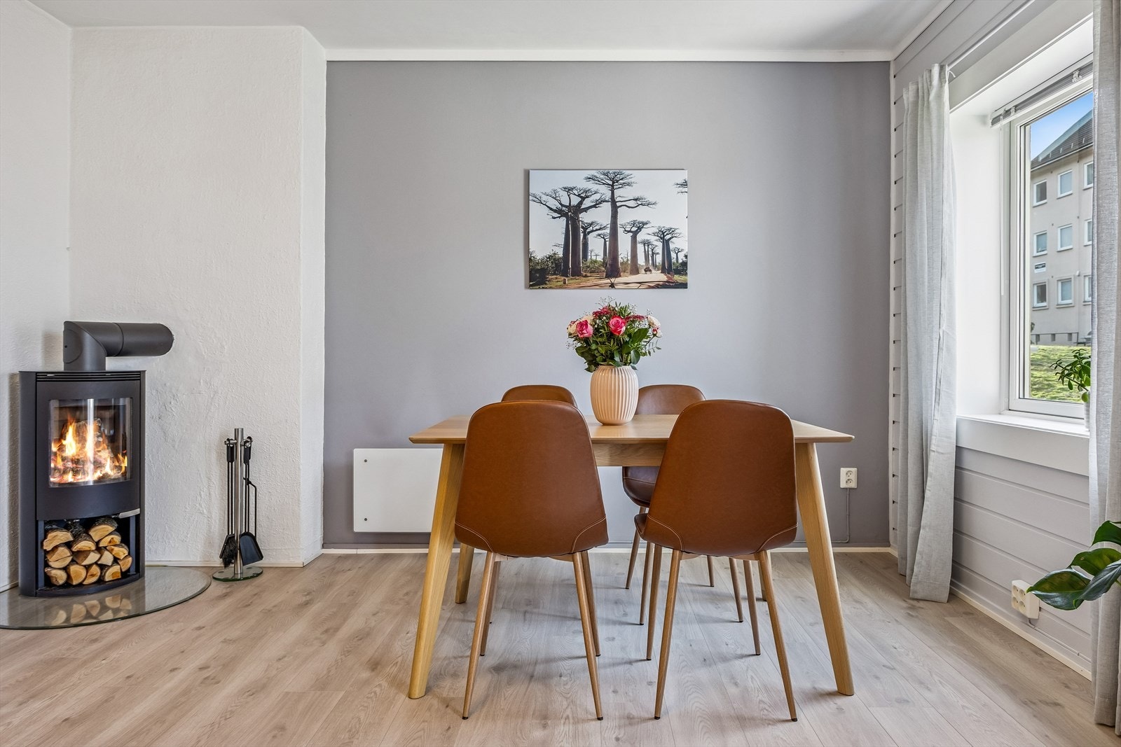 Den nye vedovnen fra 2017 gir en lun atmosfære og er et supplement til oppvarmingen. Galleribilde