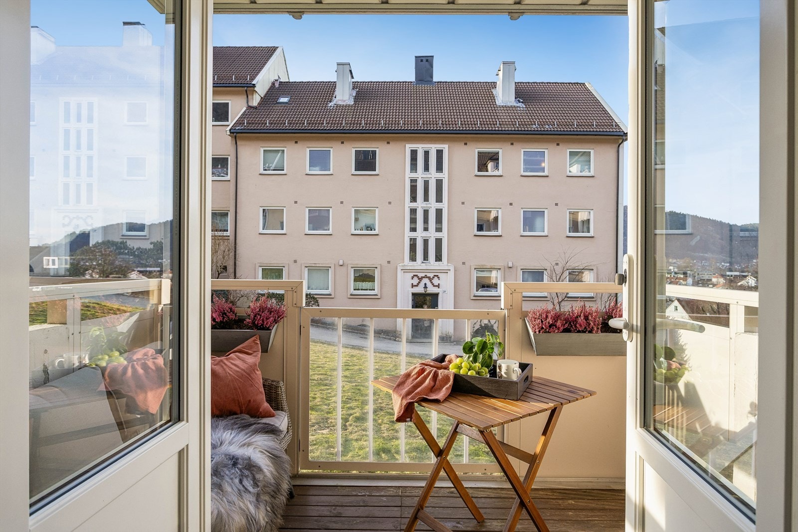 Balkongdøren har isolerglass og ble, i likhet med vinduene, skiftet i 2010. Galleribilde