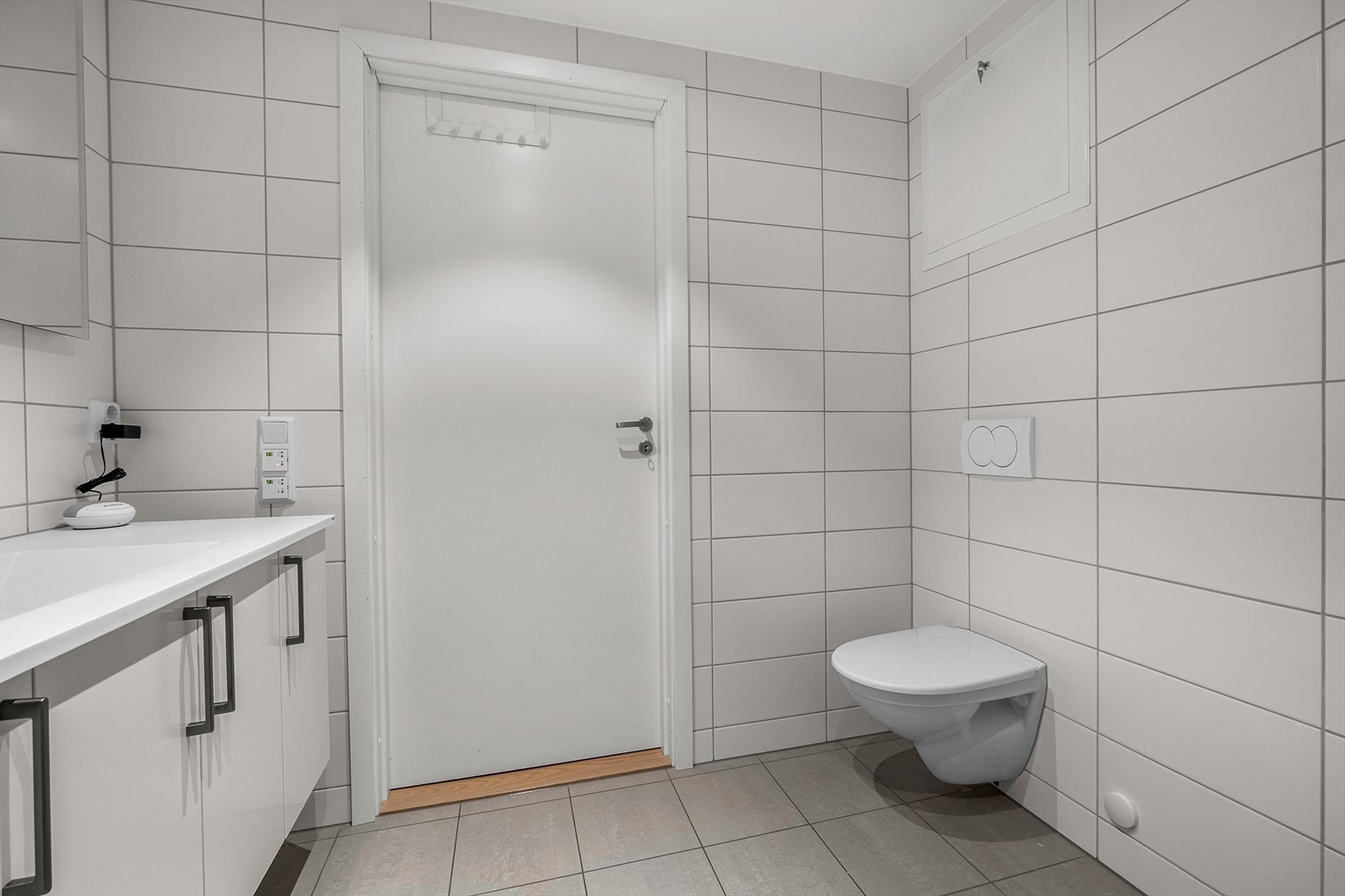 Badet har behagelig gulvvvarme. Det er utstyrt med veggmontert wc, innfellbare dusjdører, servantskap, mekanisk avtrekk, opplegg for vaskemaskin og rørfordelingsskap. Galleribilde